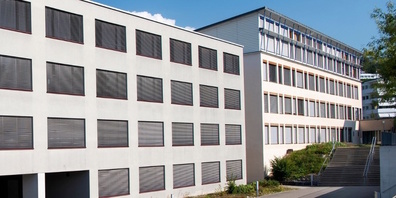Der Gemeiderat hat die Richtlinien zur Benutzung von Räumen und Anlagen der Schule überarbeitet. Zu mieten sind nebst den Turnhallen z.B. auch die Aula und Küchen in der Haslen, Klassenzimmer, verschiedene Aussenanlagen bis hin zum Hallenbad.