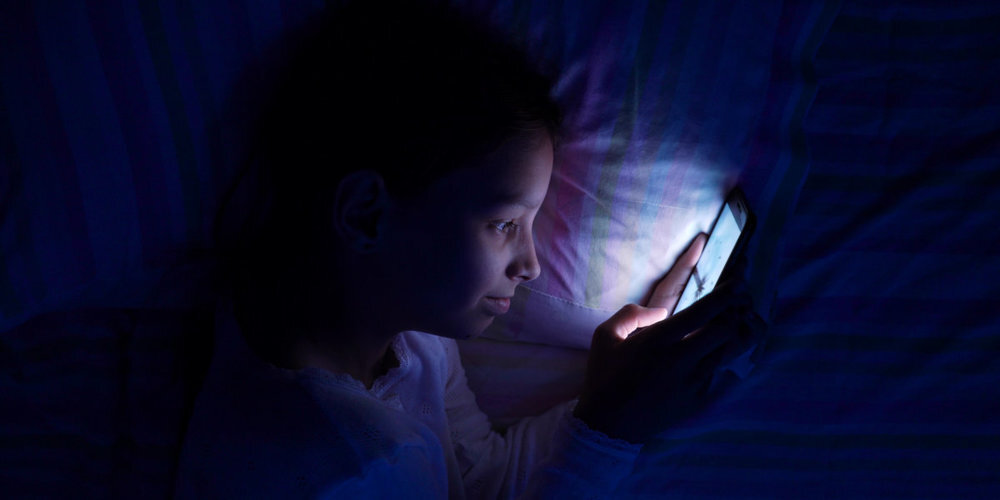 Jugendliche verbringen laut einer Studie über fünf Stunden täglich am Handy.