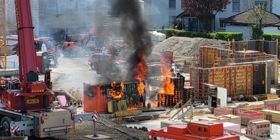 Mitten auf einer Joner Baustelle brannte dieser Container.