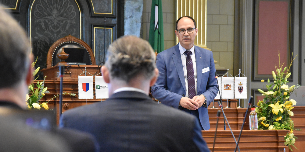 Regierungsrat und Präsident der Arge Alp Marc Mächler eröffnet die Wasserstofftagung.