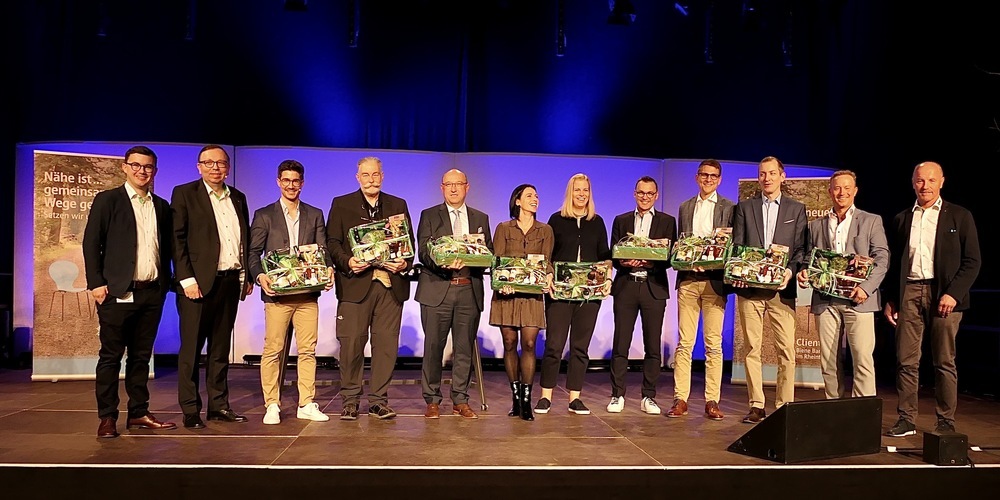 Das Schlussbild: alle Vortragenden samt Moderator, Rhema Geschäftsleiter und Präsident sowie Tagungsleiter auf der Bühne