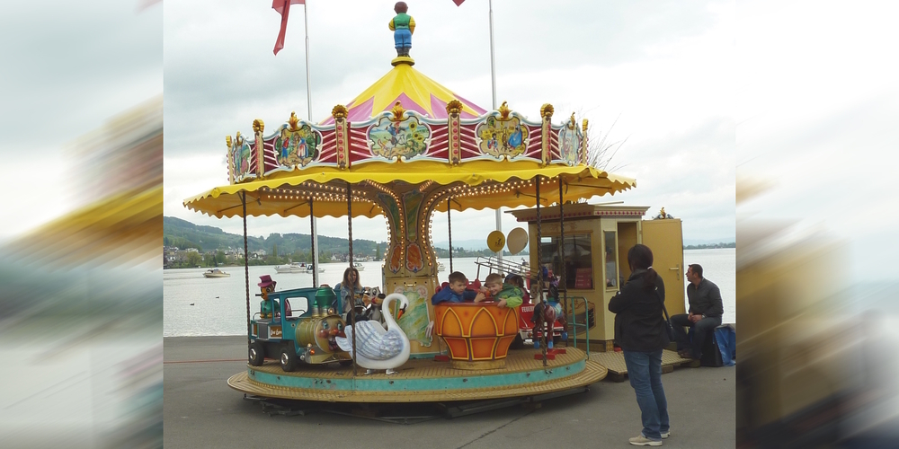 Für die kleinsten BesucherInnen dreht sich auf dem Raffplatz in Lachen munter das Kinderkarussell.