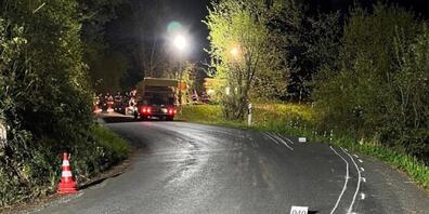 Eine 20-Jährige Autofahrerin ist am Donnerstagabend in Neschwil mit ihrem Fahrzeug nach einem Ausweichmanöver mehrere Meter in die Tiefe gestürzt. Sie wurde dabei schwer verletzt.