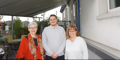 Präsidentin Brigitta Hartmann freut sich über den neuen Café-Leiter Nadim Ridani und die neue Kassiererin Kathrin Gerster. 