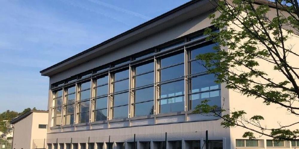 Einstweilen geschlossen: Das Gebäude Hofmatt 2 in Meggen mit Hallenbad, Turnhalle und einer Garderobe.