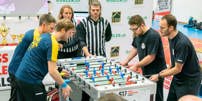 Im Athletik Zentrum duellieren sich die Tischfussballer.