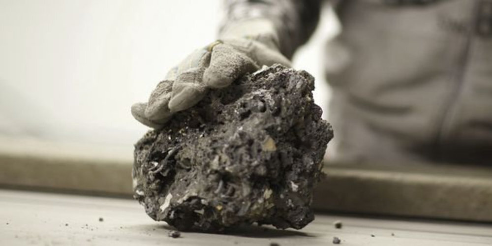 Schlacke ist das Restmaterial aus der Abfallverbrennung. Sie muss endgelagert werden.