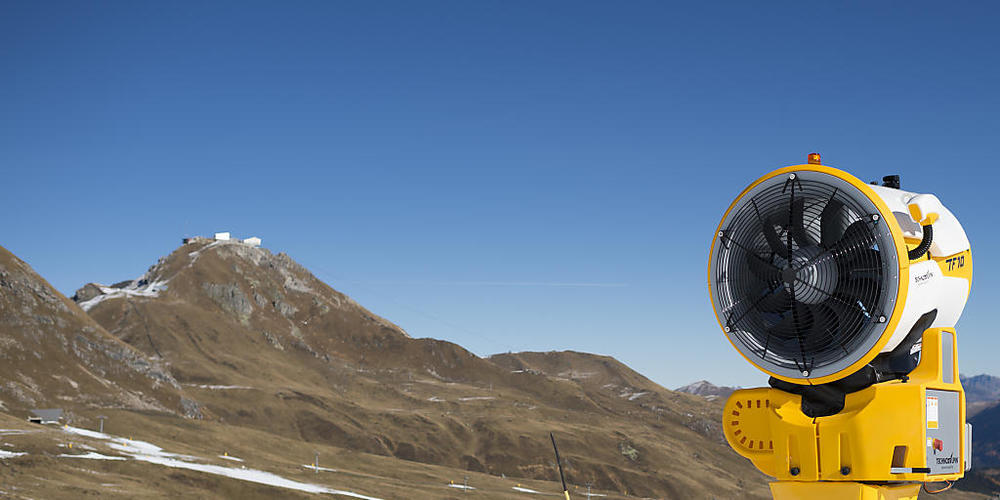 Als "herausfordernd, aber zufriedenstellend" bezeichnete der Branchenverband Bergbahnen Graubünden die vergangene Wintersaison. Ohne Beschneiung wäre der Gästerückgang wohl grösser gewesen, sind sich die Betreiber einig. (Archivbild)