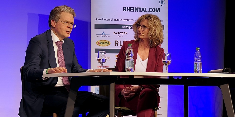 Bank-Vontobel-CEO Zeno Staub und Moderatorin Ladina Spiess