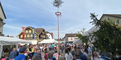 Frühlingsstimmung mit Gesang und Tanz auf dem Dorfplatz.
