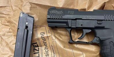 Die von der Polizei nach Schussabgaben beim Bahnhof Küssnacht am Rigi SZ sichergestellte Schreckschusspistole.