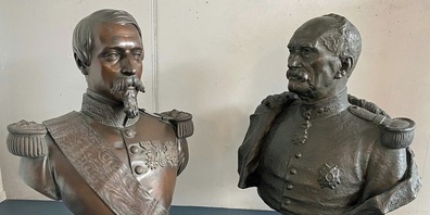 Bronzebüsten von Napoléon III. und Baron Eugène de Stoffel. 