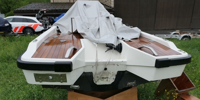 Eines der auf einer Wiese aufgebockten Boote, deren Motor von Unbekannt gestohlen wurde.