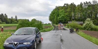 Auf diesem Abschnitt der Erlosenstrasse in Hinwil kollidierten ein Auto und ein dreirädriges Elektromotorfahrrad.