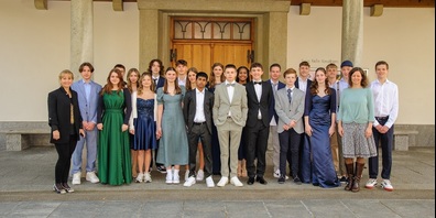 Die Konfirmandinnen und Konfirmanden mit Pfarrerin Angela Hochstrasser (2. rechts Aussen) posieren vor der Kirche.