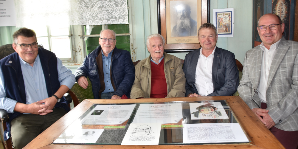 Ernst Schläpfer, Peter Eggenberger, Ernst Züst, Alfred Stricker und Gemeindepräsident Gino Pauletti sitzen im Witzstübli des Museums Wolfhalden.