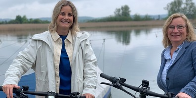 Per Velo unterwegs: Moderatorin Fabienne Gyr wird in Gottlieben von Ellen Grohmann in Empfang genommen.