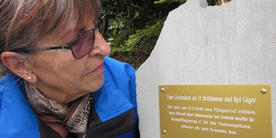 Beim Oberegger Altersheim Torfnest erinnert ein schlichter Gedenkstein an die beiden 1948 tödlich verunglückten Militärpiloten.