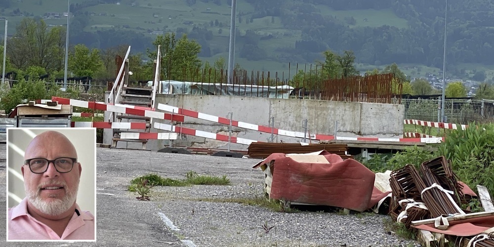 Seit 15 Monaten eine triste Bauruine: Das Grundwasserpumpwerk Grünfeld in Jona. Der Schuldige soll Peter Merkli sein. Die Realität sieht anders aus. 