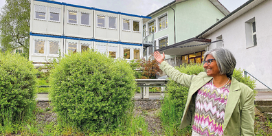 Mirjam Meili, Schulleiterin im Herrenhof, zeigt ihre Anlage. Container sind das sichtbare Zeichen der anhaltenden und gravierenden Raumnot der Uzwiler Schulen.