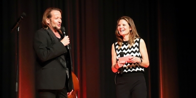 Chansonnier und Pflegefachmann Michael von der Heide (l.) beim Interview mit Spitex-Geschäftsleiterin Christine Schnyder.