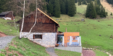 Die vier Personen waren mit Vorbereitungsarbeiten für die Neueröffnung der Äugstenhütte beschäftigt. 