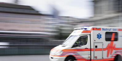 Bei einem Unfall zwischen einem Roller und einem Auto in Schaffhausen am Mittwochabend sind der Rollerfahrer und sein Mitfahrer verletzt worden. (Symbolbild)