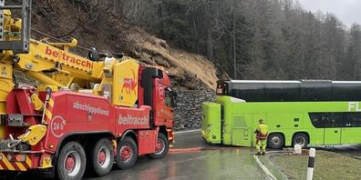 Der Reisecar hatte sich in der Kurve am Malojapass festgefahren und konnte nur durch ein Spezialfahrzeug befreit werden.