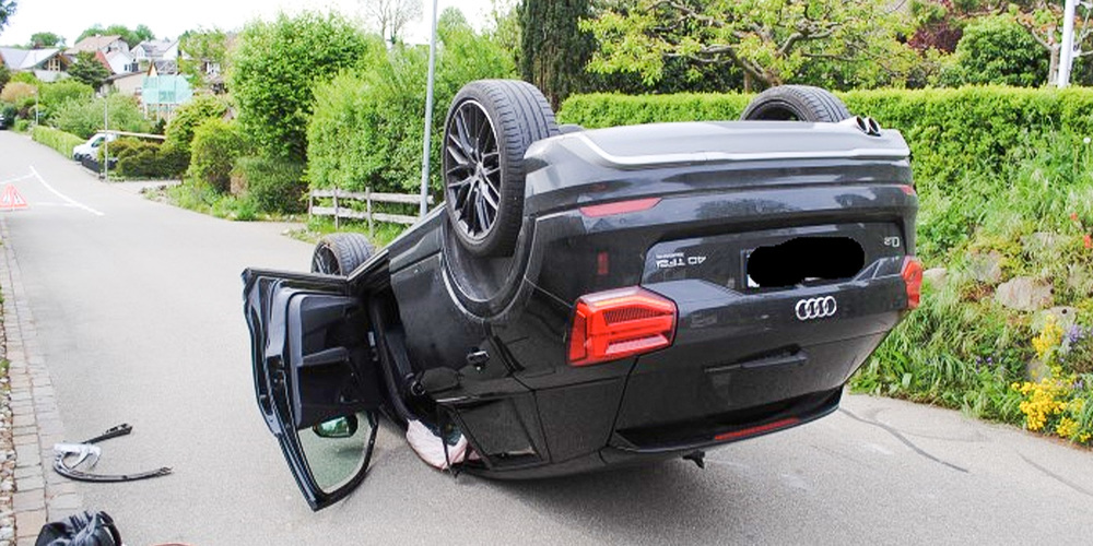 Das Auto hat es nach dem Alleinunfall auf das Dach gedreht.