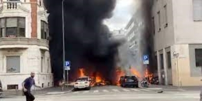 Sauerstoffflaschen detoniere. Mehrere Autos gerate in Brand.