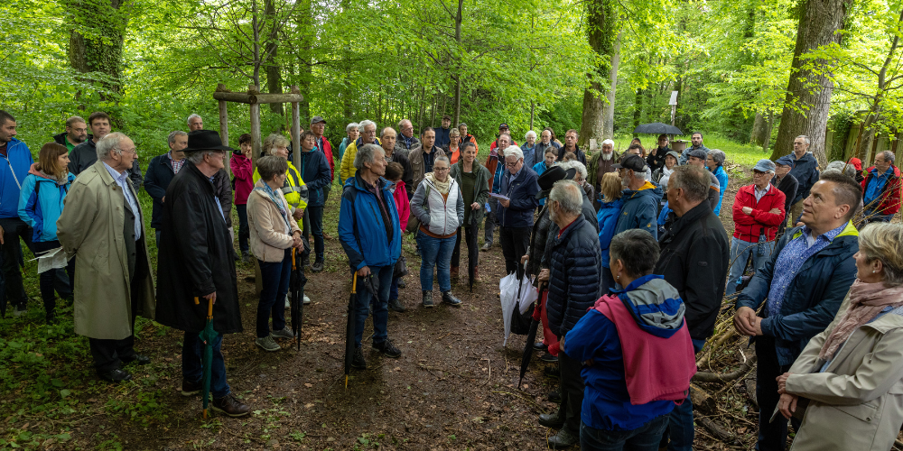 Die Vereinsmitglieder hören gespannt den Ausführungen des Revisors Jürg Mächler zu (vorne rechts: das verabschiedete Vorstandsmitglied Toni Loher).