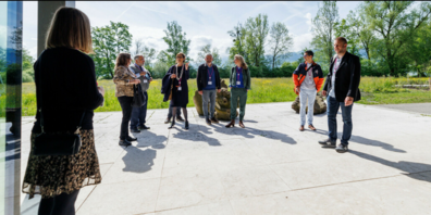 Die aus sechs Ländern angereisten Hochschulvertreter besichtigen das Forschungszentrum am Campus in Rapperswil-Jona.