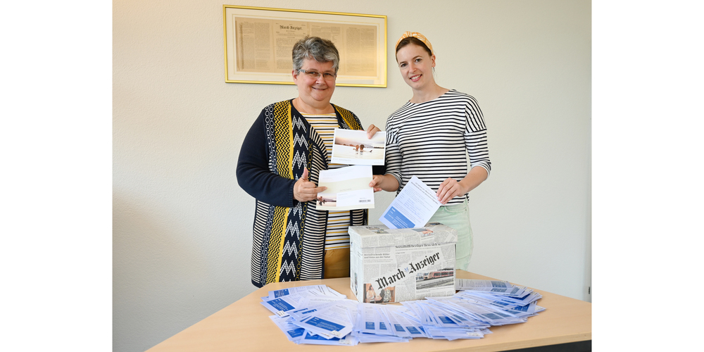 Die stellvertretende Chefredaktorin (r.) Anouk Arbenz übergibt Daniela Hunger ihren Preis. 