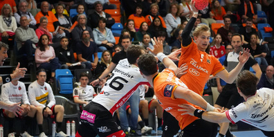 Die Kadetten Schaffhausen (am Ball: Torben Matzken) gewinnen den Halbfinal-Auftakt mit 34:28 gegen Pfadi Winterthur. 