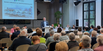 Urs Noser, Präsident Spitex RhyCare begrüsst die Teilnehmenden zur Generalversammlung 2023