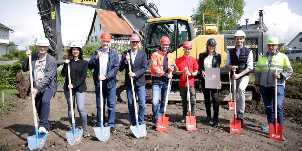 Beim Spatenstich: (v.l.n.r.) Bruno Kälin, Kaja Steinegger (MB Architekten), Hugo Mächler, Patrick Mächler (Mächler Generalunternehmung), Marcel Zehnder, Colin Grob (Föllmi Bauunternehmung), Sandra Jucker, Andreas Binz (Lifestyle Immobilien), Josef Schwendeler (Hagedorn).
