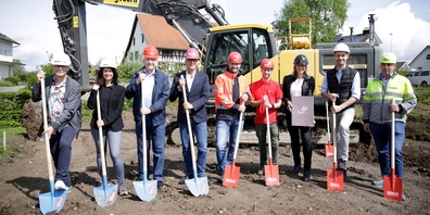 Beim Spatenstich: (v.l.n.r.) Bruno Kälin, Kaja Steinegger (MB Architekten), Hugo Mächler, Patrick Mächler (Mächler Generalunternehmung), Marcel Zehnder, Colin Grob (Föllmi Bauunternehmung), Sandra Jucker, Andreas Binz (Lifestyle Immobilien), Josef Schwendeler (Hagedorn).