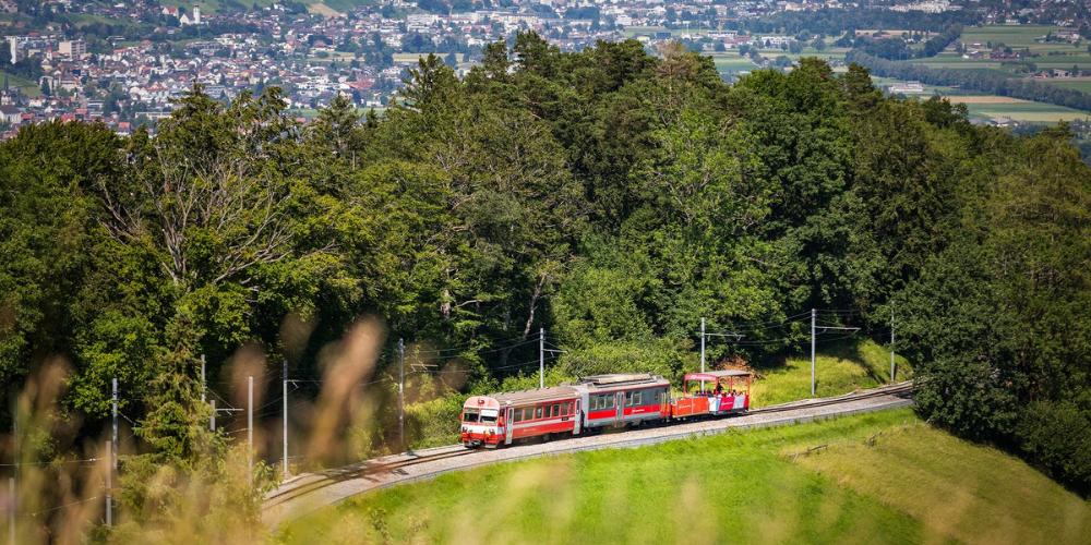 Zahnradbahn Altstätten-Gais mit Rheintal im Hintergrund