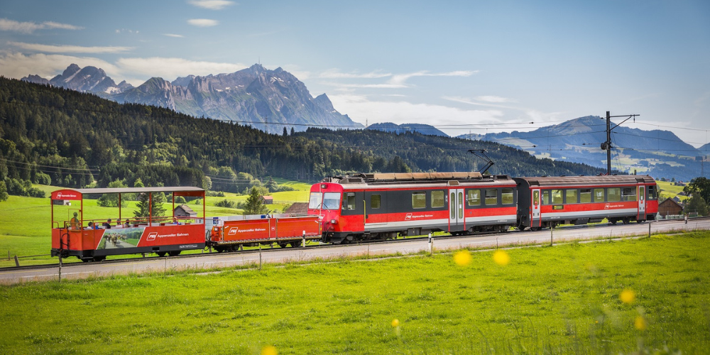 Seit der Eröffnung der ersten Bahnlinien Winkeln-Herisau und Rorschach-Heiden im Jahr 1875 prägt das Herisauer Unternehmen die Ostschweizer Bahngeschichte