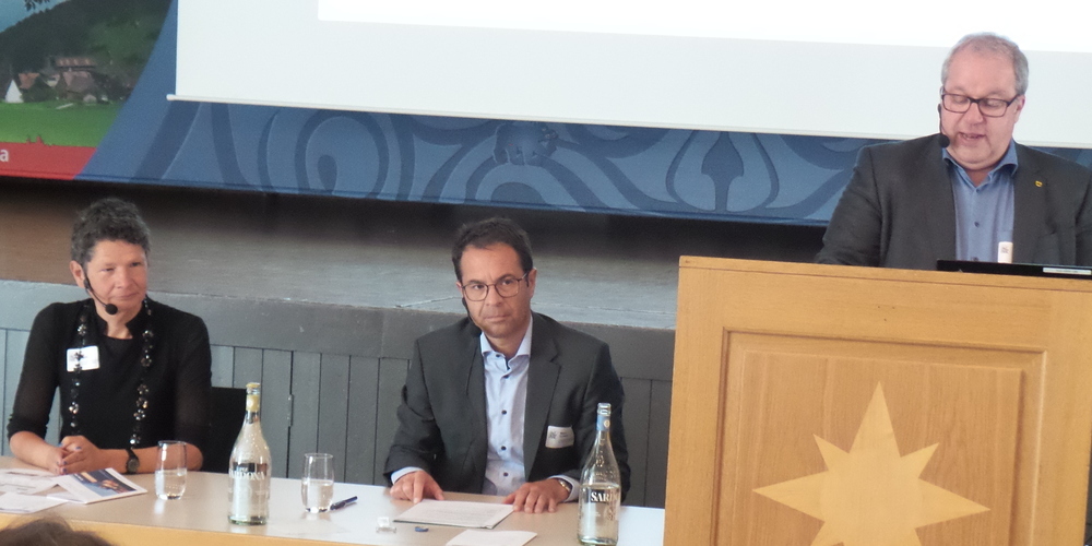 vl. Silvia Gemperle, Mesut Schmid und Stadtpräsident Ruedi Mattle referierten zum Thema «Gebäudesanierung mit Konzept»