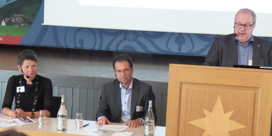 vl. Silvia Gemperle, Mesut Schmid und Stadtpräsident Ruedi Mattle referierten zum Thema «Gebäudesanierung mit Konzept»
