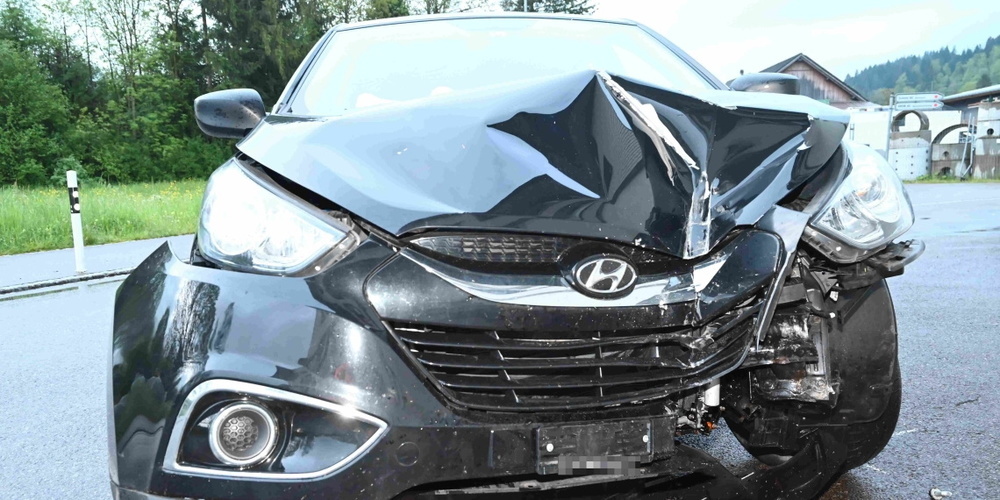 Der 22-jährige Fahrer wurde und bestimmt verletzt und als fahrunfähig beurteilt. Am Auto entstand Totalschaden.