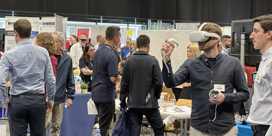 Hier gb es vieles auszuprobieren: An der Tischmesse präsentieren die Aussteller:innen ihr Angebot auf einem Tisch. 