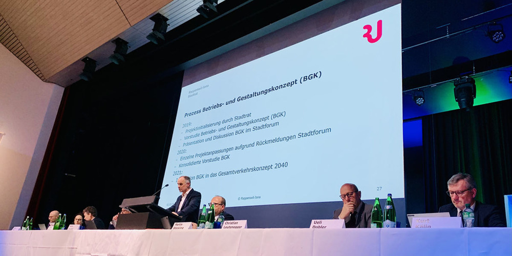 Die Bürgerversammlung im März 2023: Die Stadträte vor dem Volk.