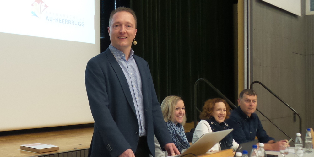 Schulratspräsident Christian Stricker führte sachlich und kompetent durch die Schulbürgerversammlung