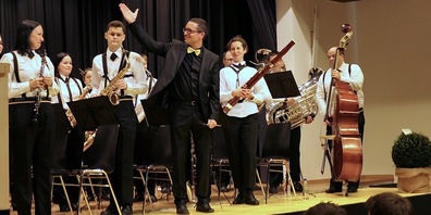 Der MV Harmonie Oberriet nimmt den verdienten Applaus des Publikums entgegen