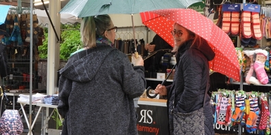 An diesem Maimarkt waren Regenschirme über weite Strecken kein ungewöhnlicher Anblick.
