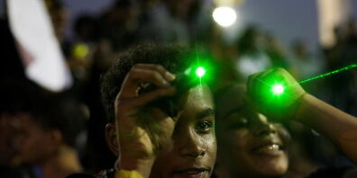 Zwei Jugendliche vergnügen sich 2020 in der Dominikanischen Republik mit Laserpointern. (Archivbild)