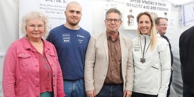 (v.l.n.r.) Vereinspräsidentin Beatrice Nater, Snowboarder Valerio Jud, Gemeindepräsident Diego Forrer und Snowboarderin Ladina Jenny.