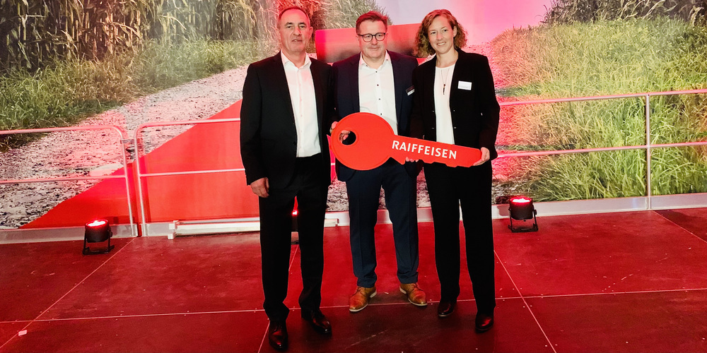 Schlüsselübergabe: v.l.r.: Thomas Wick, VR Präsident Linus Furrer, Eveline Rüegg